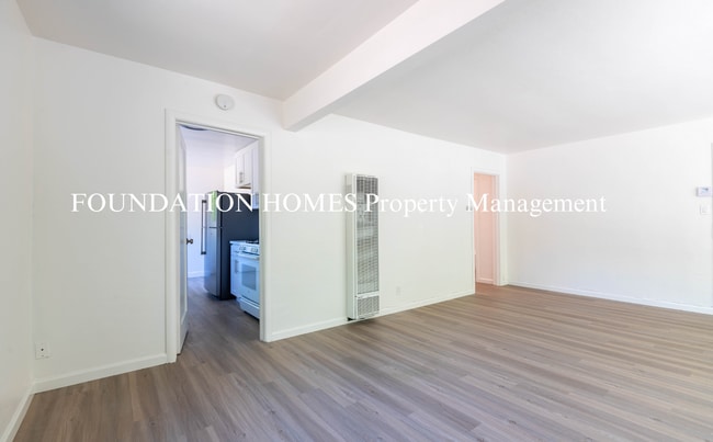 Building Photo - Bright & Spacious 2BD/1BA Upper-Level Duplex in Gerstle Park!  FOUNDATION