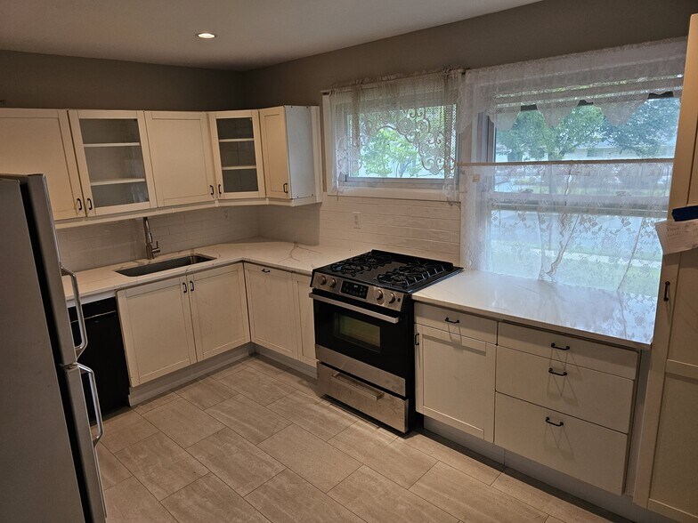 Building Photo - 12914 Ardennes Ave