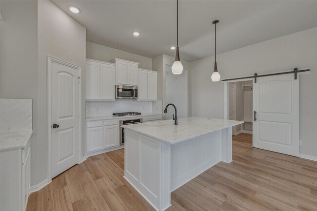 Building Photo - 2105 Bluebird Ln