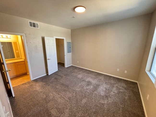 Building Photo - Beautiful 2 bedroom 2 bath condo
