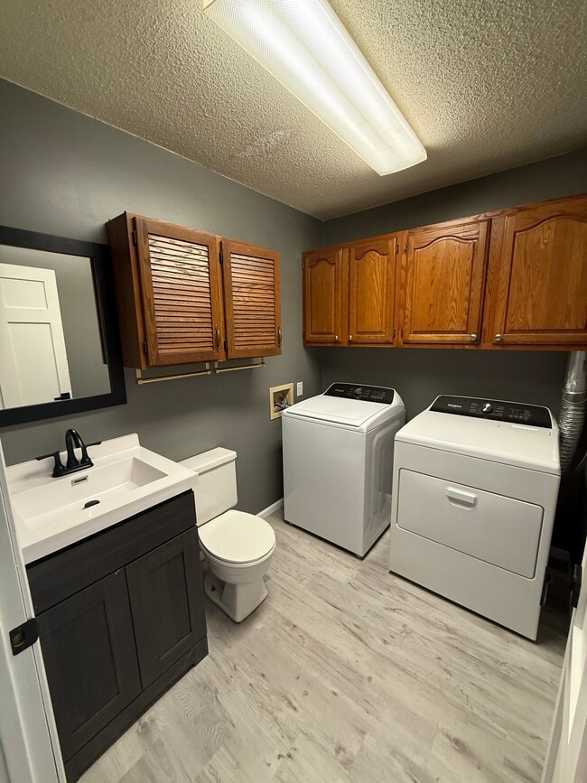 Building Photo - 14102 Southwind Dr