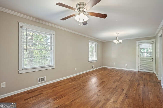 Building Photo - 3823 Kingswood Dr