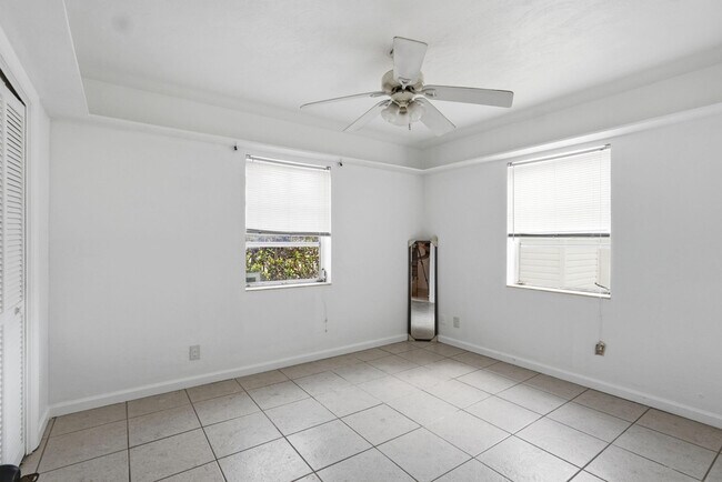 Building Photo - 218 SE 3rd Terrace