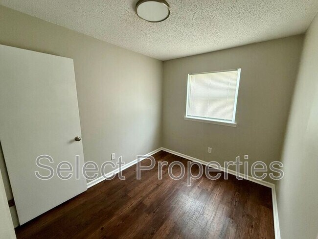 Building Photo - 2015 Stonemill Dr
