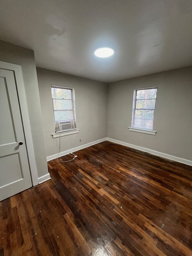 Building Photo - Spacious 2bedroom Duplex $500.00 off first...