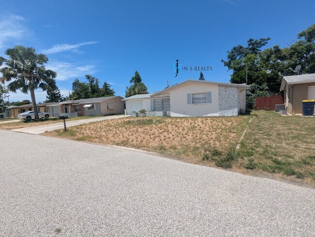 Building Photo - Recently renovated 2/2/1 1300 Sq. Ft. Fres...