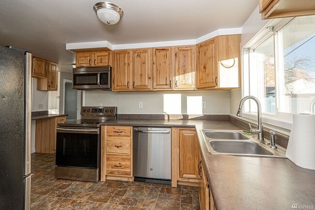 Building Photo - Updated Home W/ Detached Garage