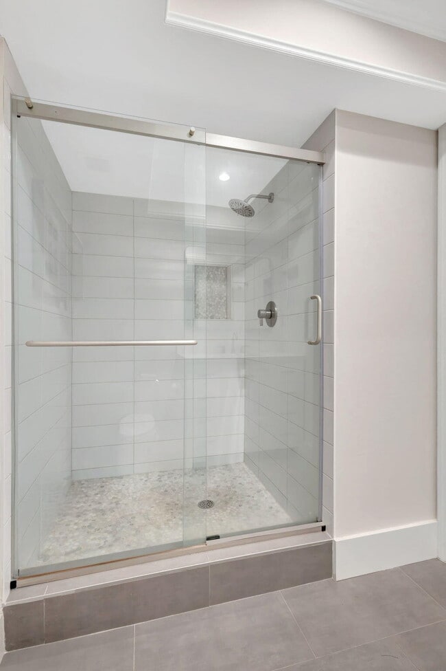 Building Photo - 438 Brackenwood Ln S