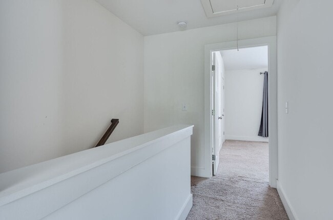 Building Photo - Beautiful 2BE/2.5BA townhouse located in the very desirable Nations!