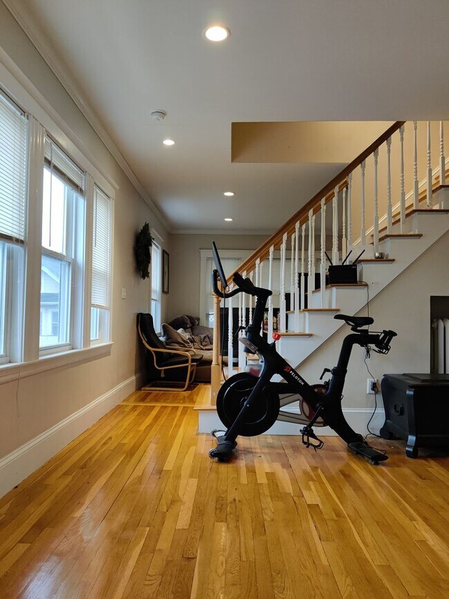 Building Photo - No brokers fee, Large Recently Renovated Unit, Free Laundry, Parking Included, Stainless Steel Ap...