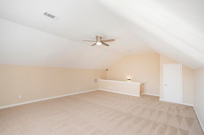 Building Photo - 3 Bed w/Bonus, Large Yard in Sought After ...