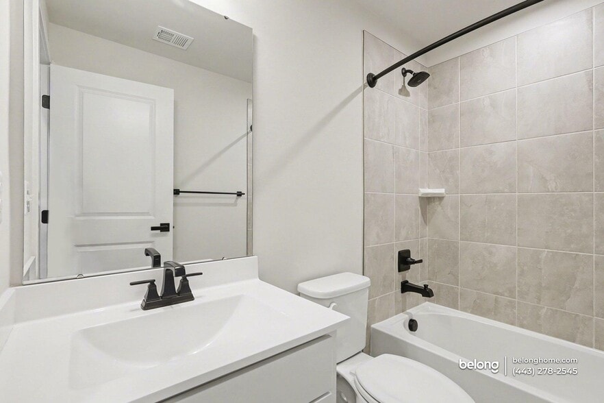 Building Photo - 6118 Northwest Dr