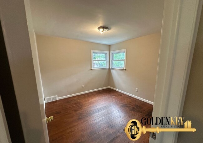 Building Photo - Spacious 4 bed / 2 bath with garage and fi...