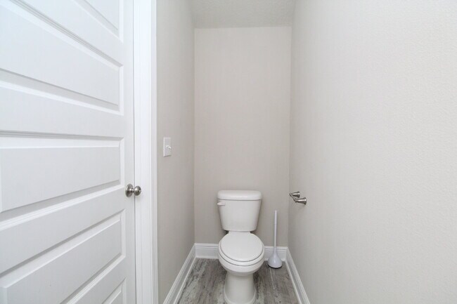 Building Photo - Spacious 3-Bed, 2.5-Bath Townhome Steps from Blue Wahoos Stadium & Palafox Street with Upgraded K...