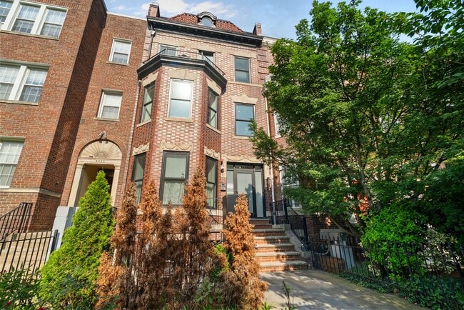 Building Photo - Bright One Bedroom plus Den near Metro in ...
