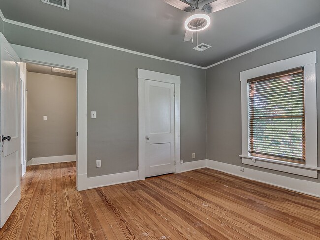 Building Photo - Charming Updated Mesta Park Duplex - New S...