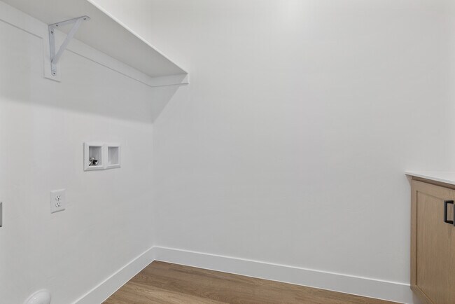 Building Photo - 1082 W Albertine Ln
