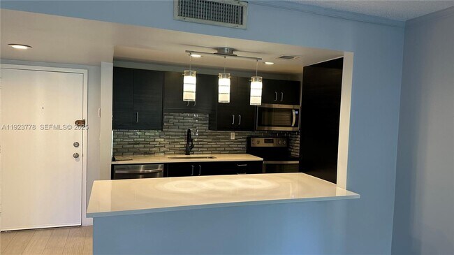 Building Photo - 200 Lakeview Dr