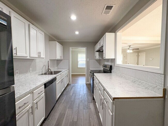 Building Photo - Updated 3 bedroom, 1 bathroom near Quince and Perkins
