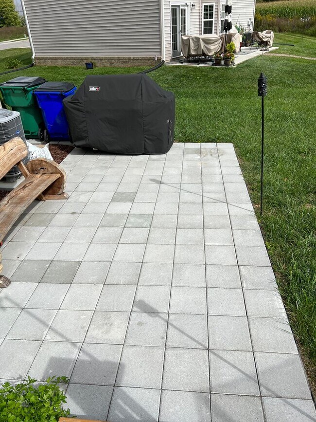 Building Photo - 4 Bedroom Home with Garage & Convenient ac...