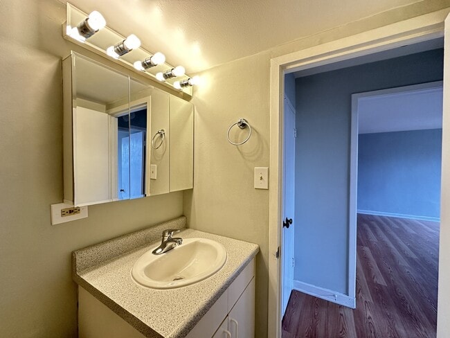 Building Photo - 450 W Wellington Ave