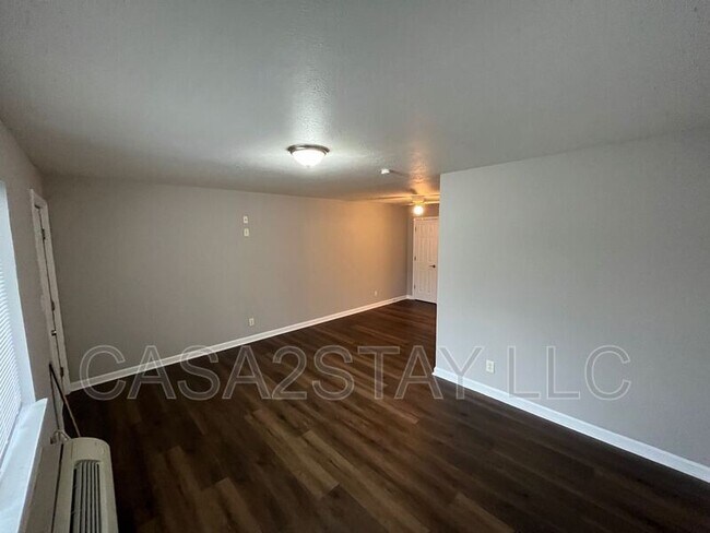 Building Photo - 411 Iowa Ave