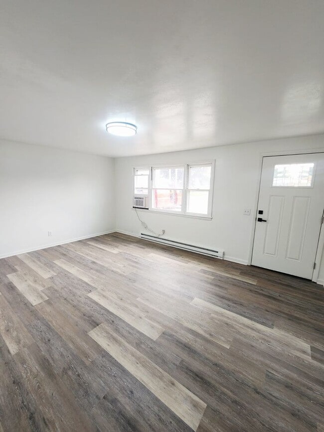 Building Photo - Fresh & Spacious 3BR/1BA – $1,395 – Move-I...