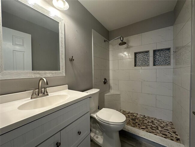 Building Photo - 308 S Bungalow Park Ave
