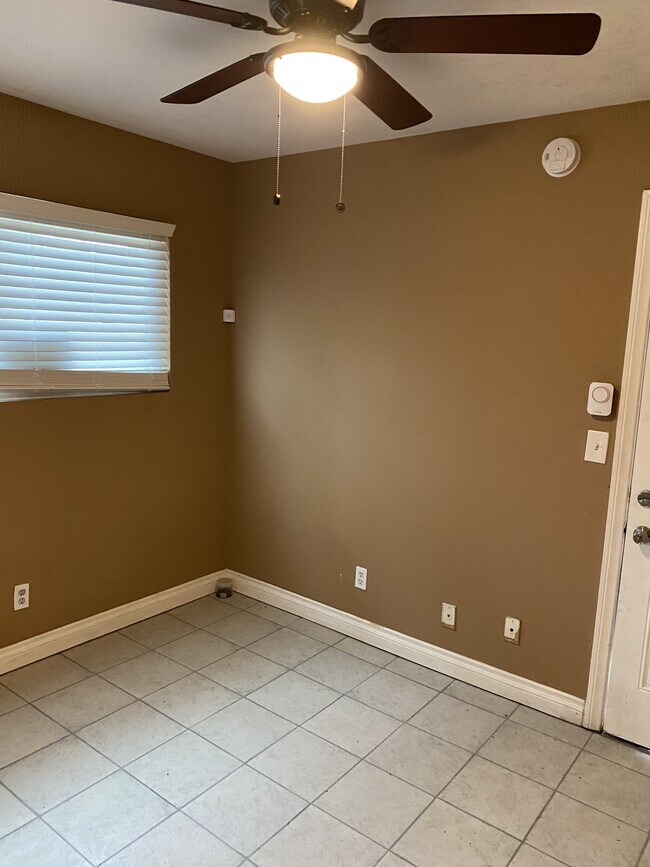 Building Photo - 16510 Lakeshore Dr