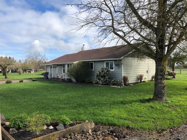Building Photo - Newly Renovated 3 bed, 1.5 bath on Acreage...