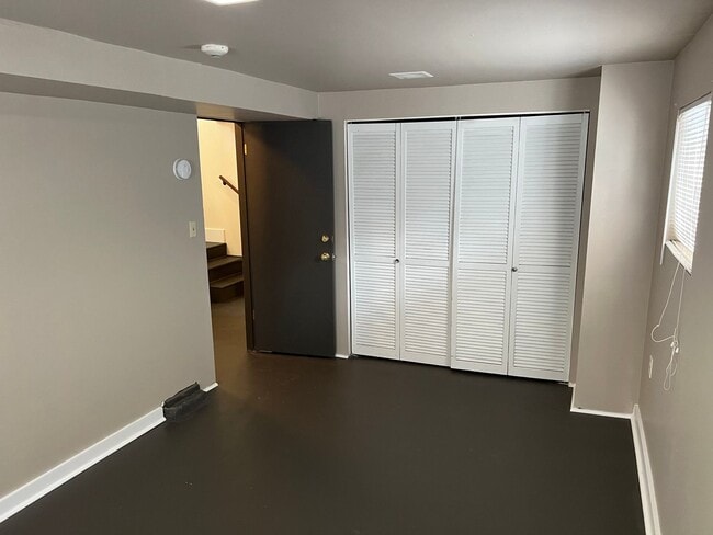 Building Photo - Great 8 Bedroom House Very Close to Univer...