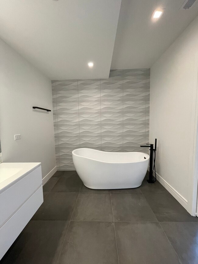 Building Photo - 719 N Elizabeth St