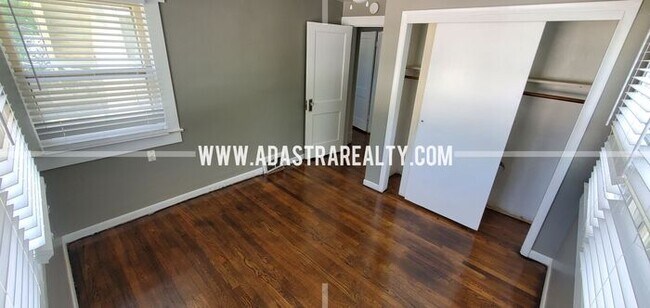 Building Photo - Amazing Historic Independence Home-Available NOW!!