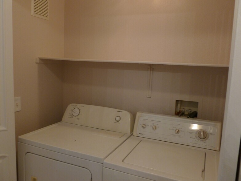 Building Photo - 3400 Cabana Dr