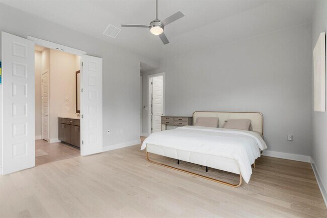 Building Photo - 6008 Florencia Ln