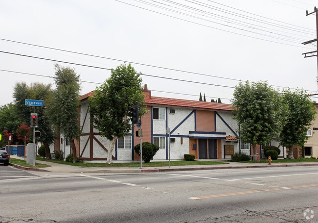 Primary Photo - 15865 Vanowen St