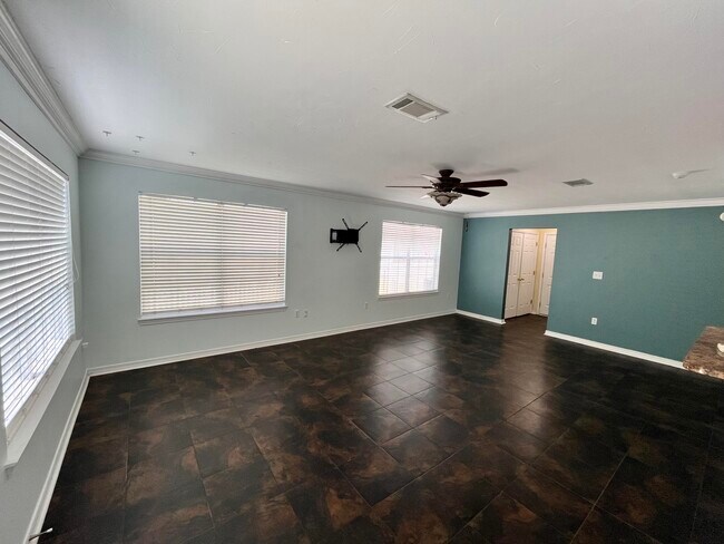 Building Photo - 221 Twin Lakes Ln