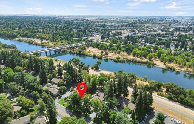 Building Photo - BEAUTIFUL 2 STORY CONDO IN THE CAMPUS COMMONS AREA!