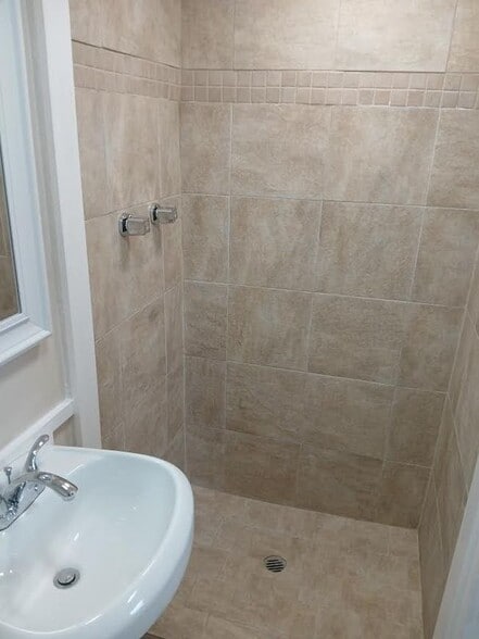 Building Photo - 319 1/2 E. 11th St