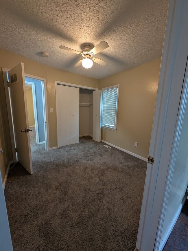 Building Photo - 3 bedrooms 2 bath Garden City