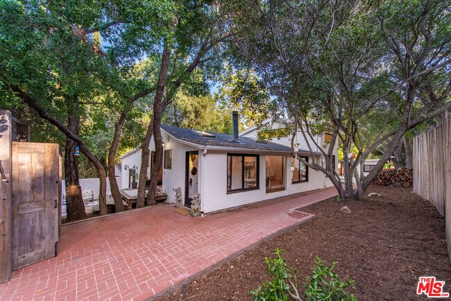 Building Photo - 1362 Old Topanga Canyon Rd