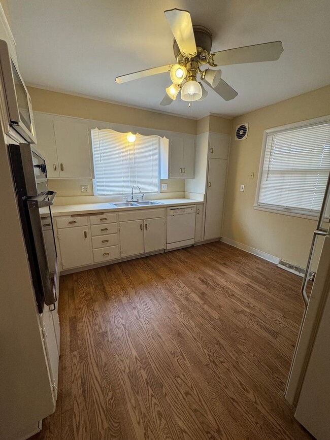 Building Photo - Spacious 1/2 Duplex in Great Waldo Area