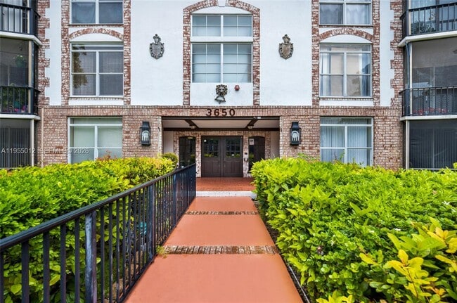 Building Photo - 3650 Inverrary Dr