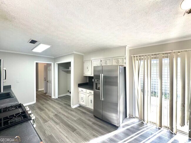 Building Photo - 100 Lakeview Ln