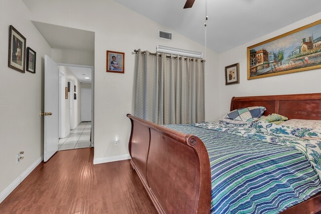 Building Photo - 11322 Oakwood Dr