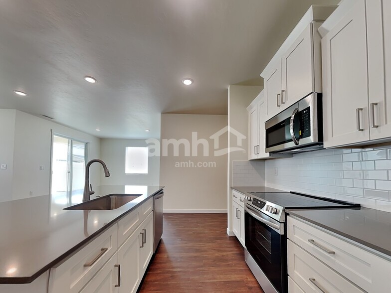 Building Photo - 1512 N Garnet Creek Ave