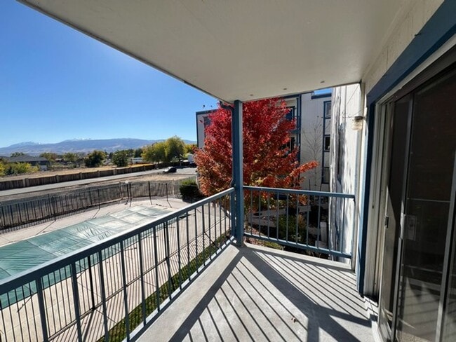 Building Photo - Conveniently located Refreshed Two Bedroom Condo