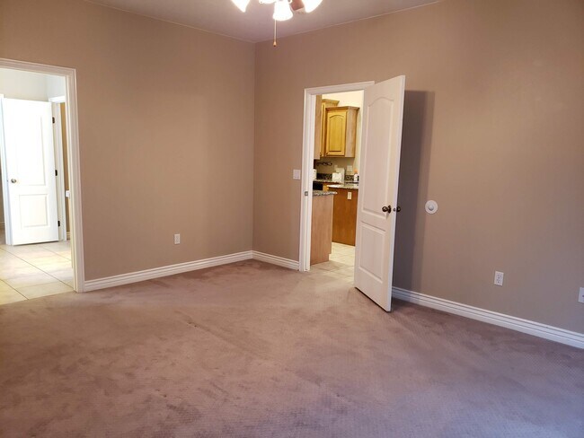 Building Photo - Beautiful 4 bed 2 bath home with 3 car gar...