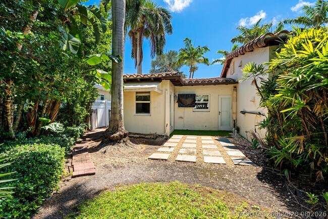 Building Photo - 627 Solar Isle Dr