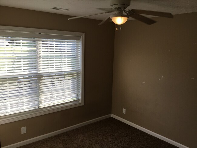 Building Photo - 3 Bedroom 2 1/2 Bath Pet Friendly Home For Rent!